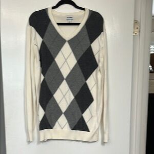 Old Navy V-Neck Sweater in Black, gray and White Argyle